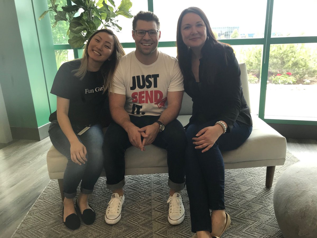 FreskiwMilani's tweet photo. Saying bye to an email hero! ๐ฆธโโ๏ธWe will miss you Jamie @grandandtoyca ! Good luck in sales. Thx @EmailTees for the shirt. #email #emailhero #endofanera https://t.co/YfPp9Prm5S