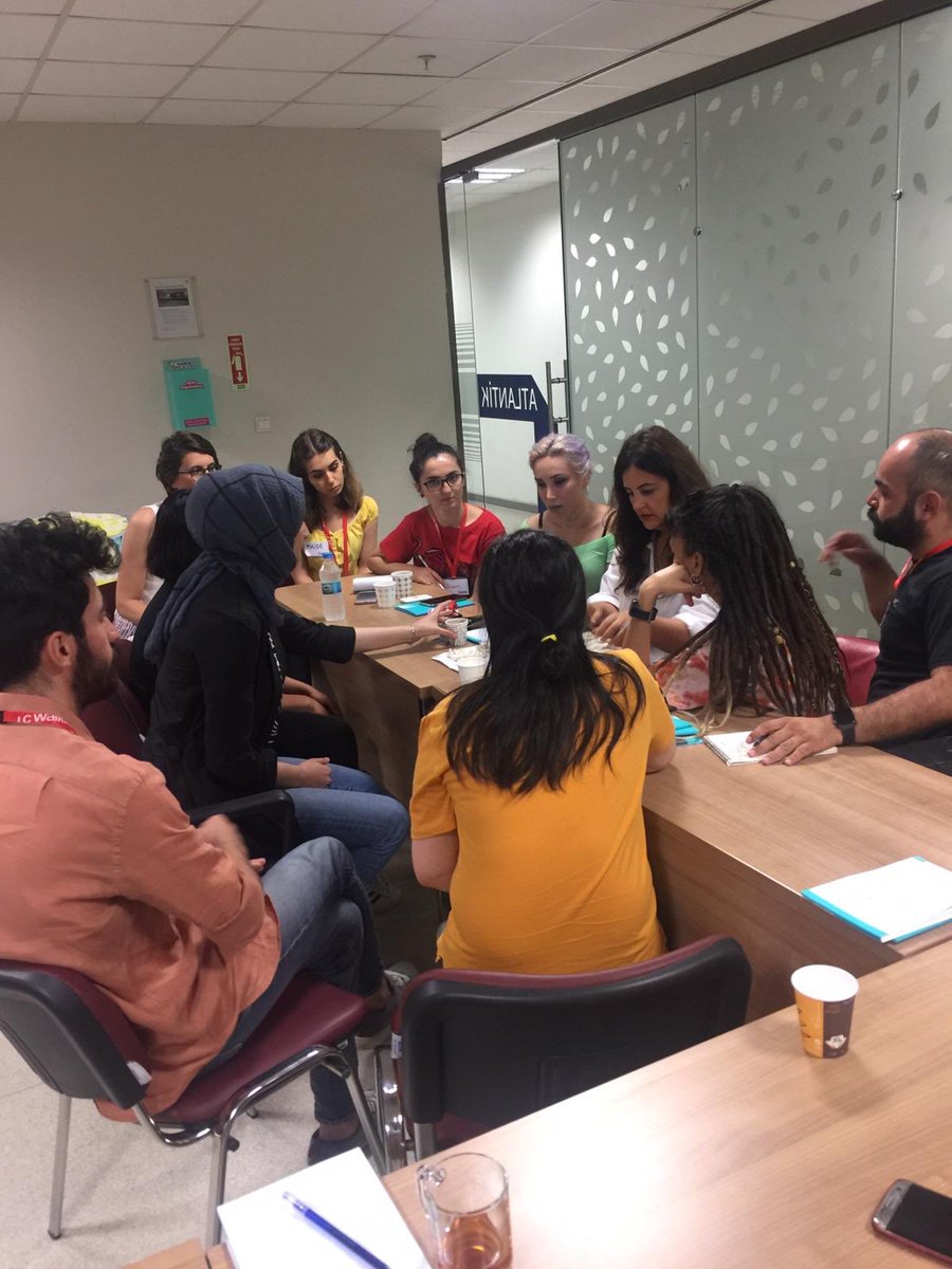 dokumayarismasi's tweet photo. Finalistlerimiz, dokuma tasarımı trend anlatımları ve workshoplarla, eğitimin son gününde yine çok öğrendiler, yine çok eğlendiler. Her birine üretim süreçlerinde başarılar diliyoruz. LC Waikiki temsilcilerine de bir kez daha teşekkürlerimizi sunuyoruz.
#athib #dokumakumaştasarım https://t.co/dwiY28rEc1