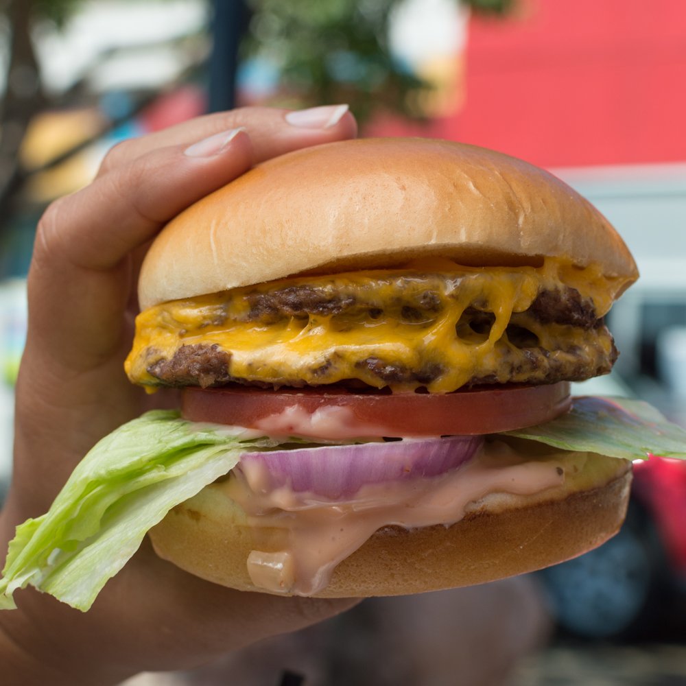 Feelin' those West Coast vibes. 🍔

.
.
.
#EatGoodTimes #burger #burgers #coloradocompany #cheeseburger #allnaturalbeef