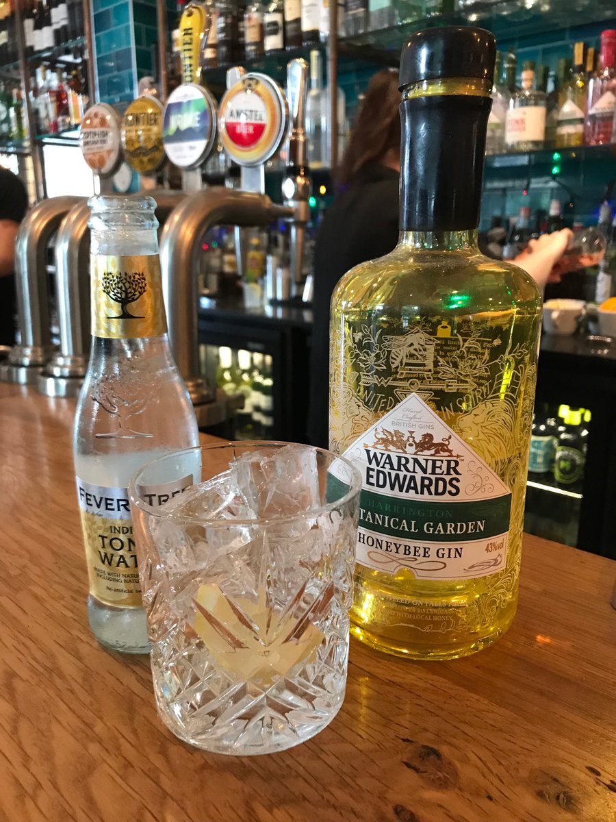 OrdinaryJoe90's tweet photo. Friday night #WarnerGin https://t.co/gUMl31bpd8