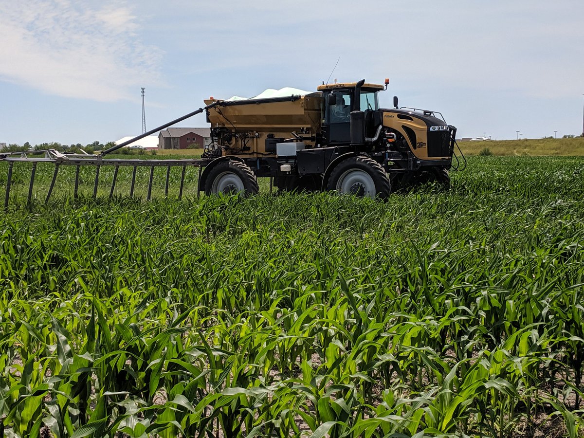 MohrFarms's tweet photo. Sidedressing some #19Corn today
w/ treated urea. 
  @AGCOcorp #Rogator AirMAX w. Drops!  nice machine; &amp; no nitrogen in the whorl... #plantfood #19crop https://t.co/6TxwAKk4Qr