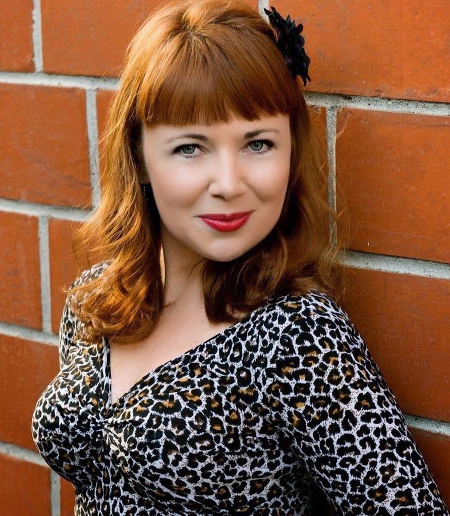 Happy Birthday to Aileen Quinn who turns 48 today!  She starred as Annie in the 1982 movie. 