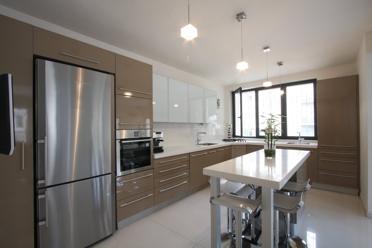RemodelingA's tweet photo. We are offically one week into #summer! What are your plans? Considering any #renovations? Take a look at this stunning #kitchen and give us your thoughts! https://t.co/Xazzsq0xFS
