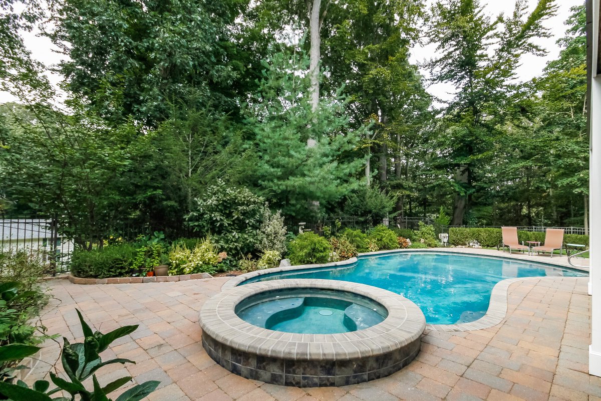 arounddarien's tweet photo. Rowayton, CT. Keep your mind off the rising mercury with these made-for-summer amenities: https://t.co/45K18qtvpr https://t.co/RezEiKg84H