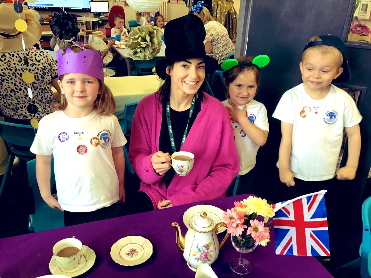 QuayEYFS's tweet image. Today we had Queen’s Hat tea party and invited some special guests including our Year 1 teacher!👒👑 #invitationwriting #sandwichinstructions #bundecorating #celebrationofus @QuayVP @QuayHead @QSenco