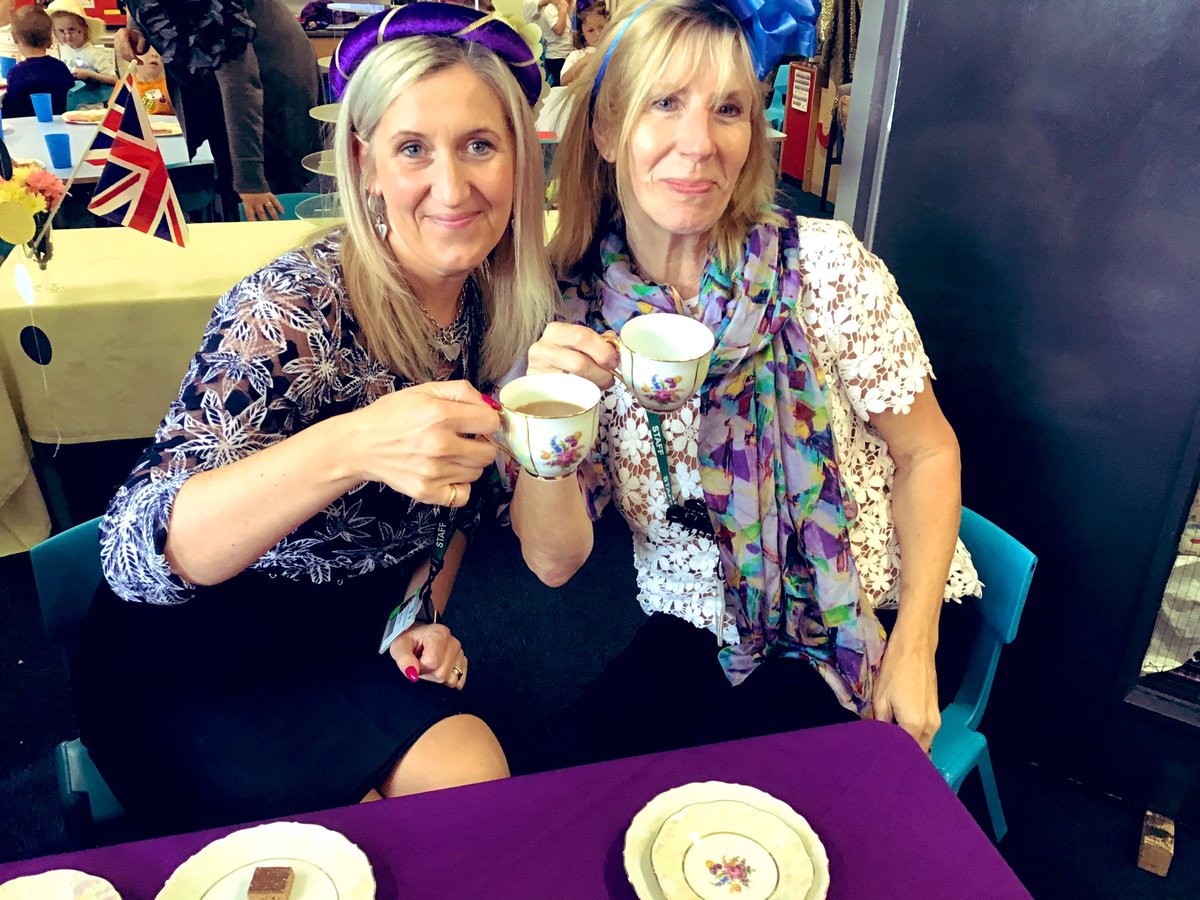 QuayEYFS's tweet image. Today we had Queen’s Hat tea party and invited some special guests including our Year 1 teacher!👒👑 #invitationwriting #sandwichinstructions #bundecorating #celebrationofus @QuayVP @QuayHead @QSenco