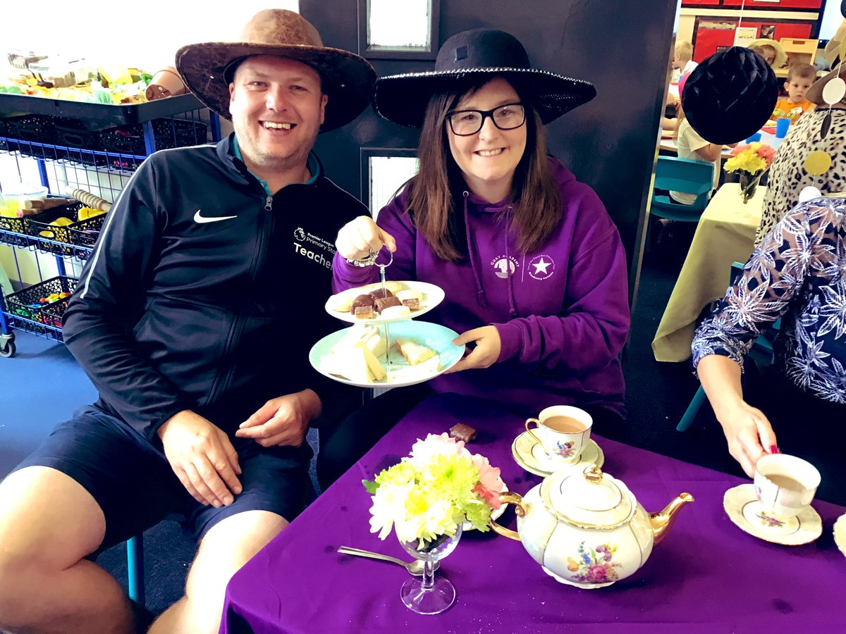 QuayEYFS's tweet image. Today we had Queen’s Hat tea party and invited some special guests including our Year 1 teacher!👒👑 #invitationwriting #sandwichinstructions #bundecorating #celebrationofus @QuayVP @QuayHead @QSenco