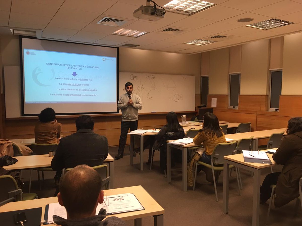 Se da inicio a la 4° versión del Diplomado en Minería Responsable.
Charla Inaugural a cargo de Danae Mlynarz de <a href="/ValorMineroCL/">Valor Minero</a> .
Módulo A: La responsabilidad social de la organización como categoría ética a cargo del académico Juan Pablo Faúndez.
¡Bienvenidos los nuevos alumnos!