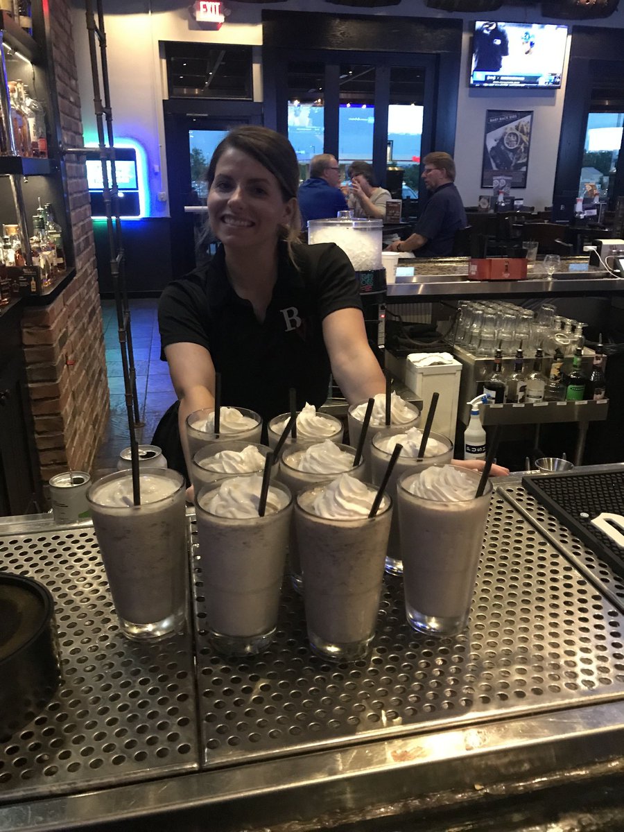 Cookies and cream shakes on deck for all the teams with sweet tooths! Don't forget we're always available to take your large group before, between, or after your games! #BWoverlandpark #cookiesandcreme