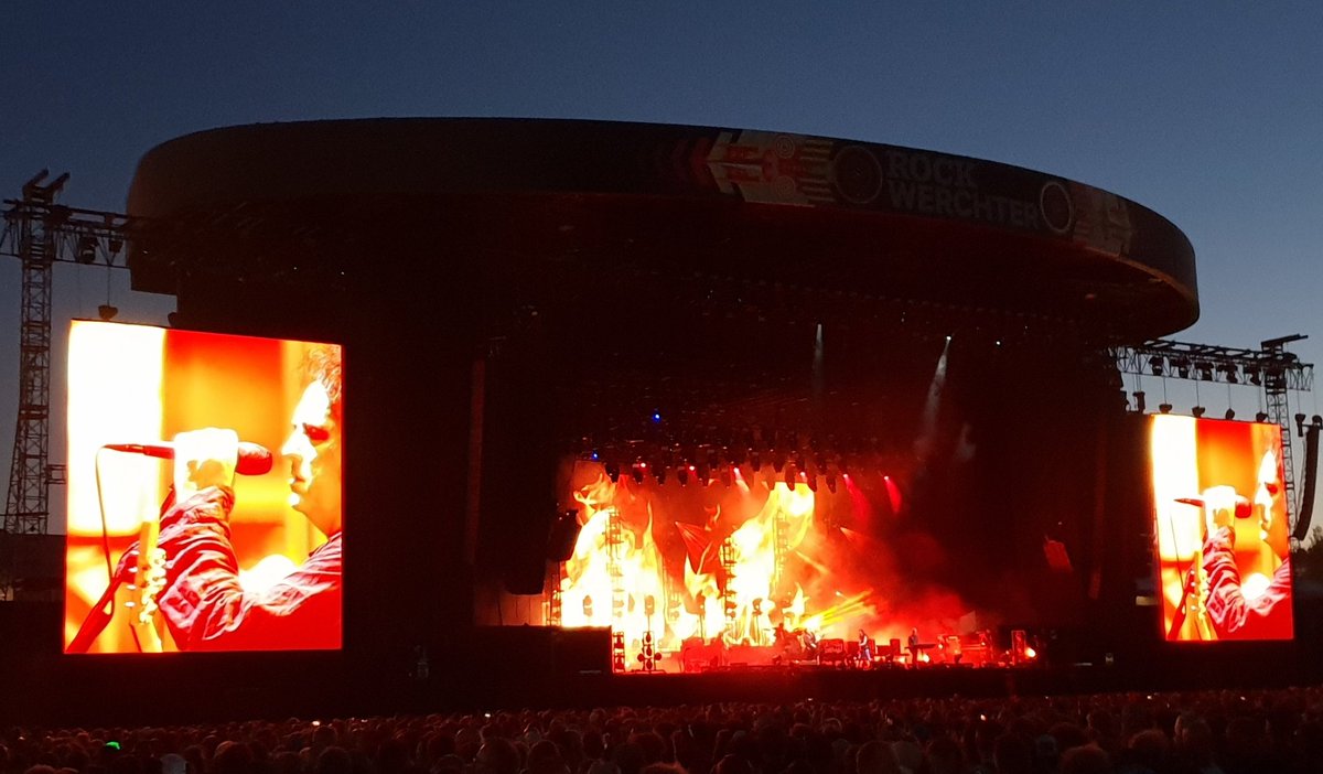 edwintenholte's tweet photo. De mannen van @thecure bewijzen op #RW19 dat de #pensioendiscussie voor topmuzikanten niet aan de orde is en speelden ruim 2 uur hun sterkste nummers #zwareberoepen #gaaf https://t.co/qNrEvq4caQ