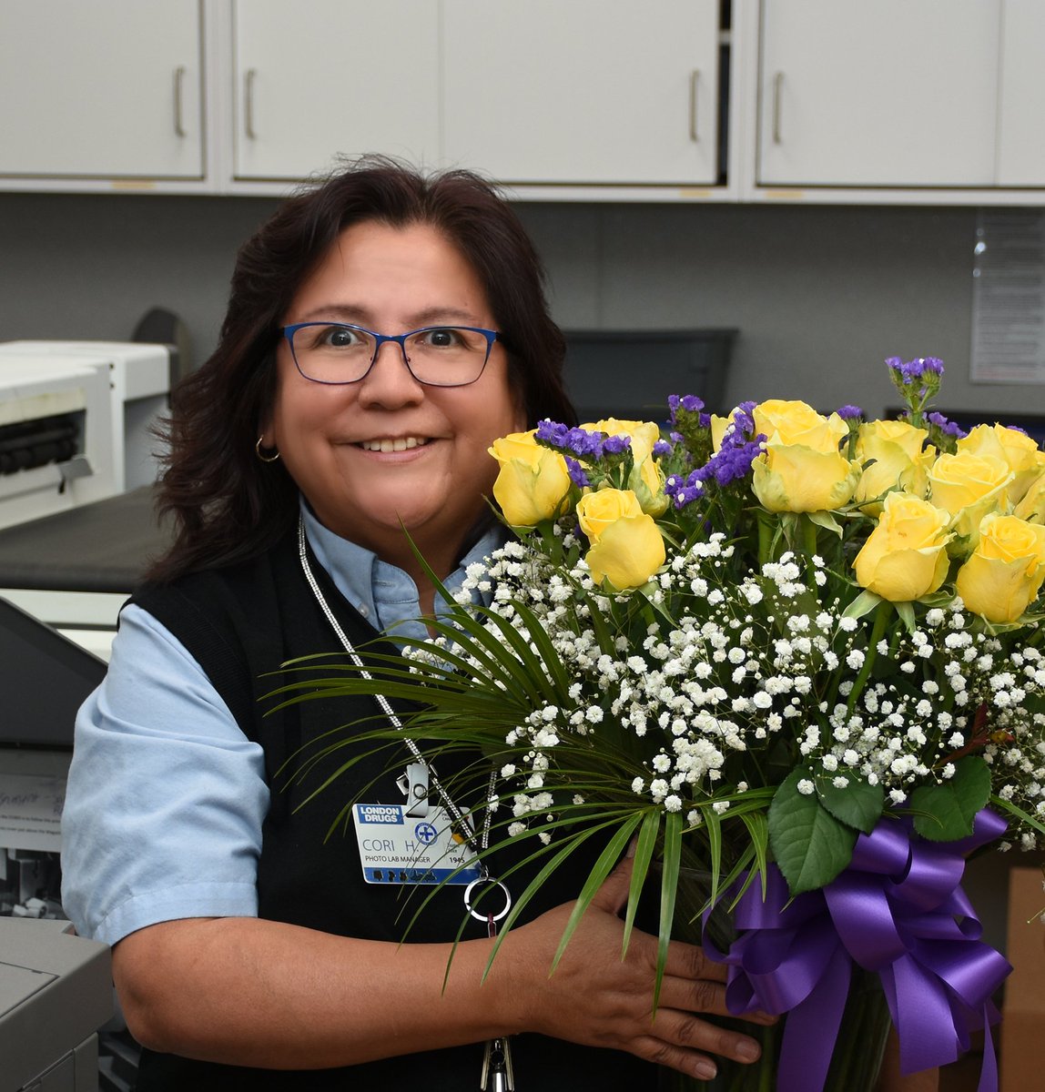 LD_Saanich's tweet photo. Cori is celebrating her 25th Anniversary with London Drugs today! As a photographer, Cori uses her creative side to produce the best photos for her customers. #longtermemployee #asktheespert #askthephotoexpert #photography #coolchick #Entrepreneur @ld_saanich #ILOVEMUGS #RTG https://t.co/neAIzNGGOS