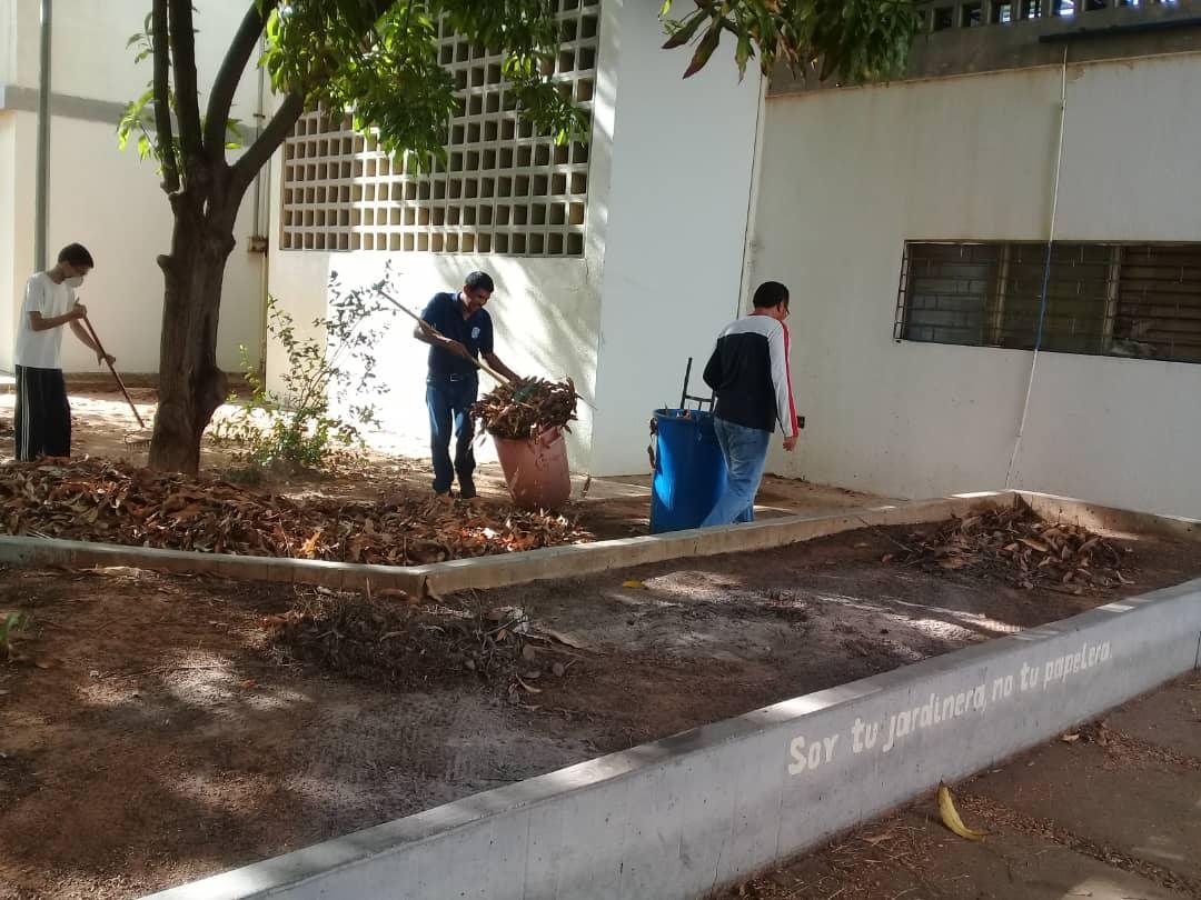 FingLUZ's tweet photo. Unidas las escuelas de Petróleo y Química, personal y estudiantes realizan jornada de limpieza y adecuación de espacios. Devolvemos el brillo a nuestra LUZ. https://t.co/fJWY8Ieraq