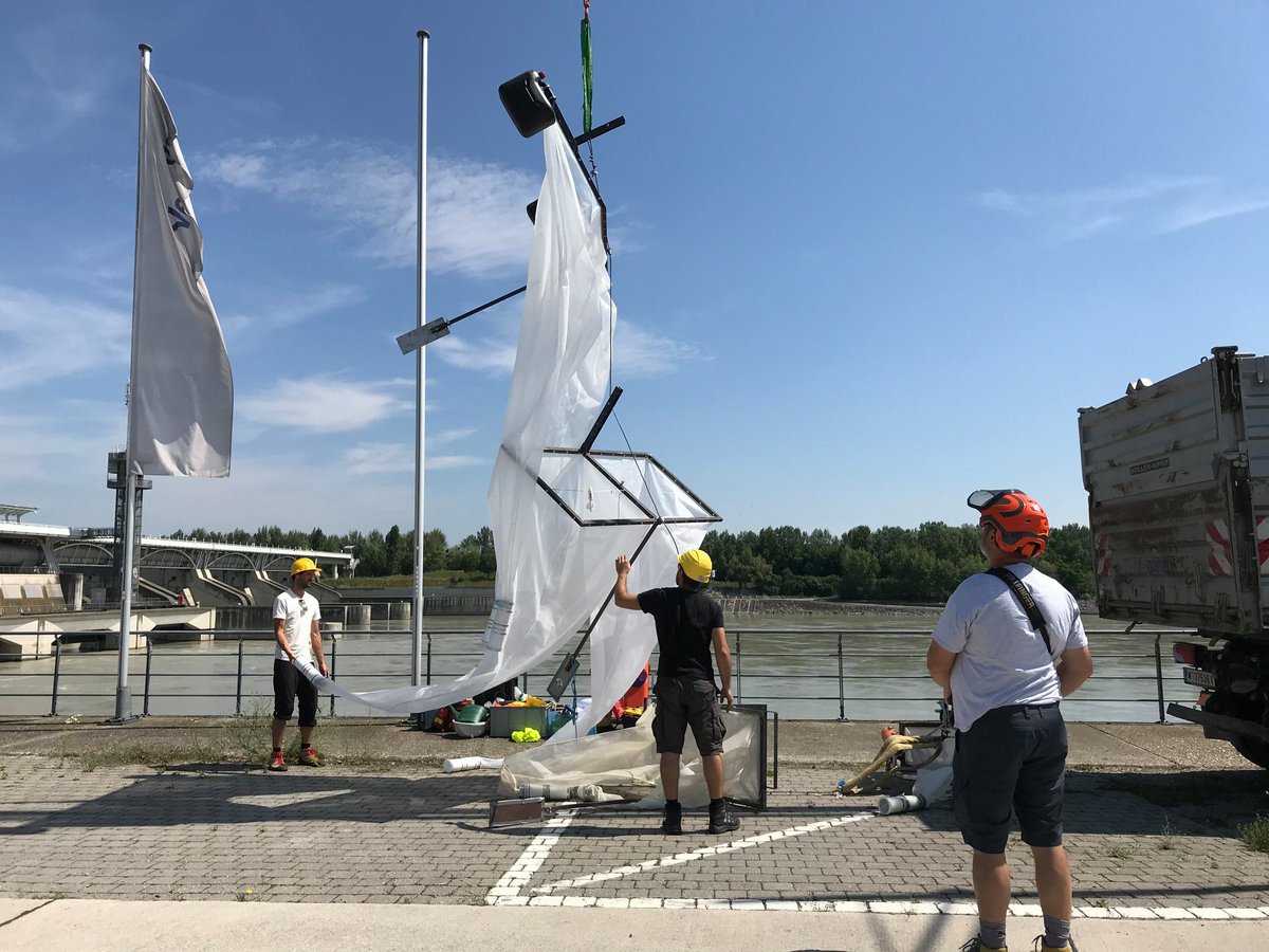 via_donau's tweet photo. Ein übergroßes Schmetterlingsnetz? Was so aussieht, ist ein für Makroplastik adaptierter Geschiebefänger. Unsere Projektpartner in #plasticfreedanube, das BOKU-Institut IWA und das Institut für Abfallwirtschaft, führten am Kraftwerk #Freudenau Plastikmessungen durch. Irgendwie 😎 https://t.co/pruzTqb56V