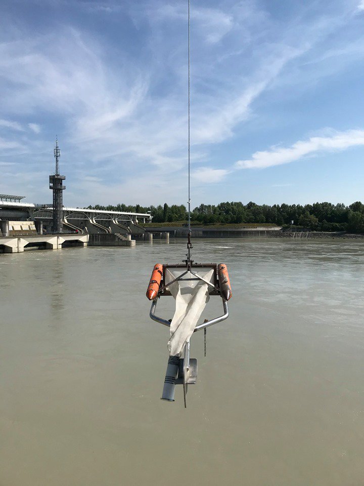 via_donau's tweet photo. Ein übergroßes Schmetterlingsnetz? Was so aussieht, ist ein für Makroplastik adaptierter Geschiebefänger. Unsere Projektpartner in #plasticfreedanube, das BOKU-Institut IWA und das Institut für Abfallwirtschaft, führten am Kraftwerk #Freudenau Plastikmessungen durch. Irgendwie 😎 https://t.co/pruzTqb56V