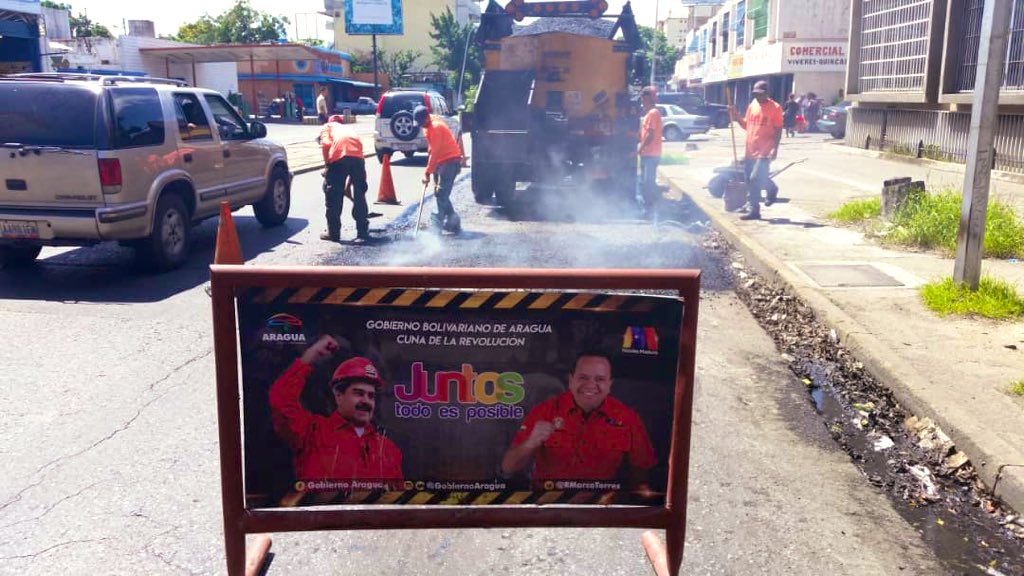 RMarcoTorres's tweet photo. #28Jun En el marco del Plan Venezuela Bella orientado por nuestro presidente @NicolasMaduro, continuamos con la recuperación de la vialidad en #Aragua, con la colocación de 10 toneladas de asfalto en la Av. Bolívar de Maracay previstas en el plan de bacheo #VenezuelaEsUniónYPaz https://t.co/LXltyGbJCz