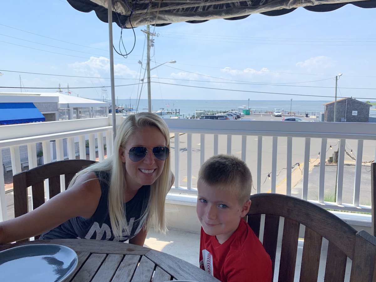 GlennGRobbins's tweet photo. Family time. #Recharge #Saltlife #ClamPizza #FigPizza #LBI #gratitude #blessed #happinessadvantage https://t.co/4GY9s0wXsH