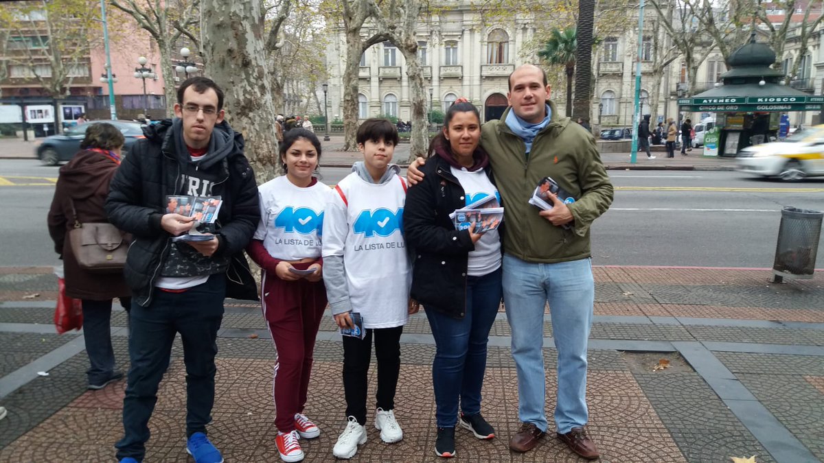 sayago404's tweet photo. Los jóvenes de Sayago entregando #LaListaDeLuis en el centro, tuvieron un lindo encuentro con el diputado @MartinLema404.
¡Hermosa tarde de militancia a pesar de la lluvia!
Este Domingo votá a #La404 #LaListaDeLuis
#LaListaDeTodos https://t.co/CJPVHYNeIs