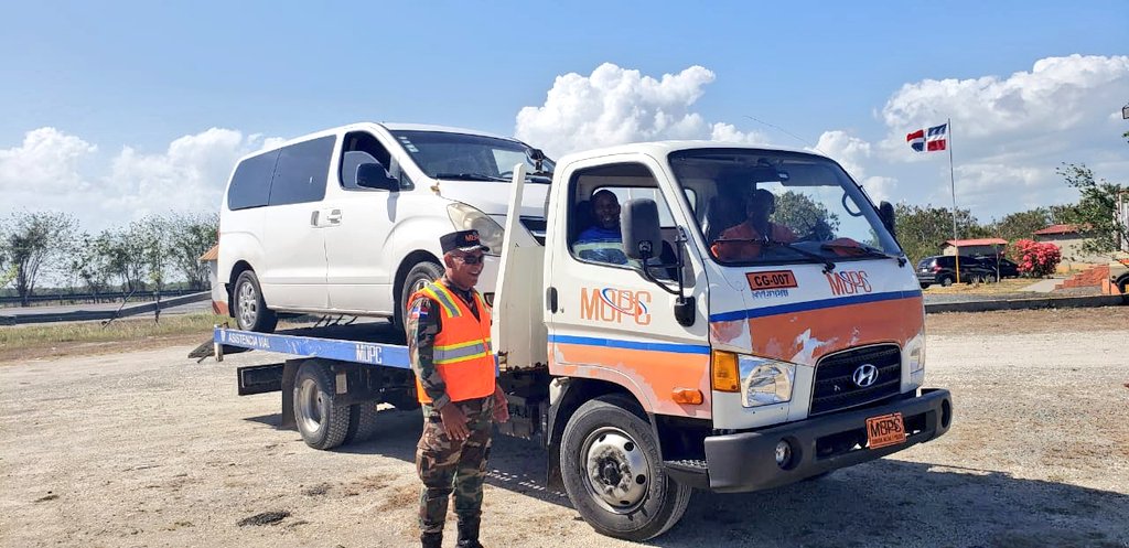 CoMiPolRD's tweet photo. [#AutoviaDelEste] 
Ciudadano agradecido por la asistencia brindada por nuestras gruas, al momento de presentar falla mecanica su vehículo https://t.co/Ouw3SmzxIu