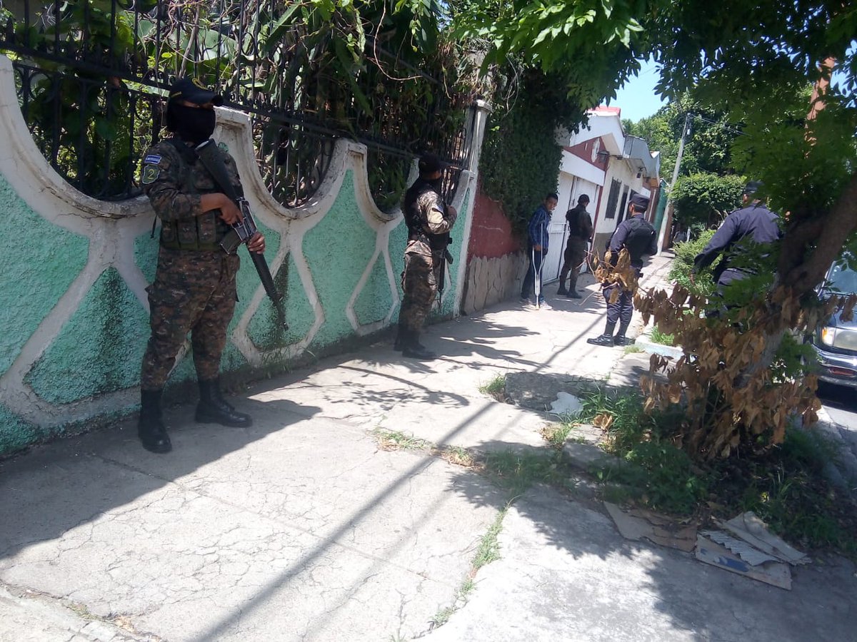 PNCSV's tweet photo. #SantaAna l Patrullajes  y registros preventivos en  altos de #SantaLucía, como parte de las acciones del  #PlanControlTerritorial. https://t.co/WvzUef976l