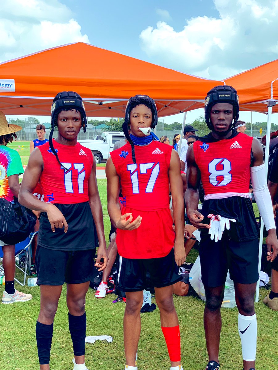 AWalls28's tweet photo. @BOsueke @Ethanemoney3 @famous_jus showing up for Foster in today’s 7v7 tournament #Pure🏈🔥
@Texas7on7 @PureSportsTX https://t.co/Yh4KRbdfOg