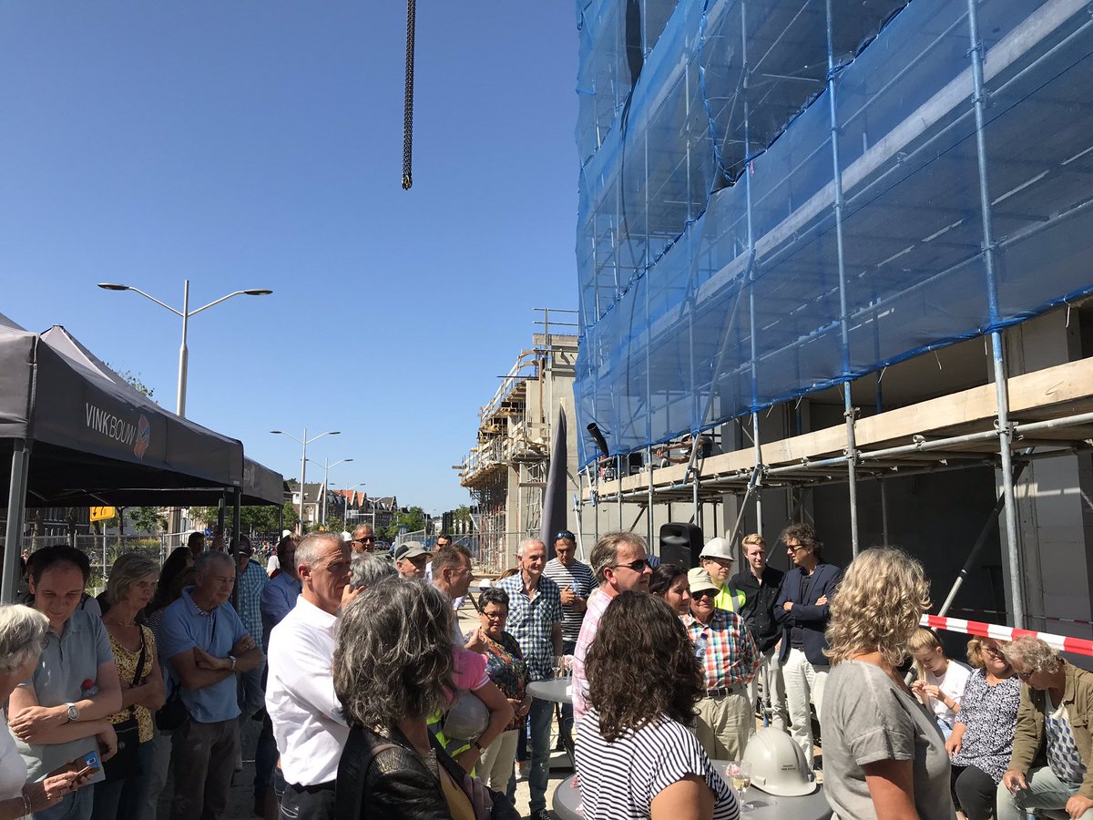 Het hoogste punt is bereikt bij de CPO projecten in Veld 3 <a href="/NieuwDelft/">NieuwDelft</a> 🎉 feestelijk moment voor dit mooie project van @VinkBouw <a href="/liesbethjanson/">Liesbeth Janson</a> Het uitzicht over #Delft is prachtig!