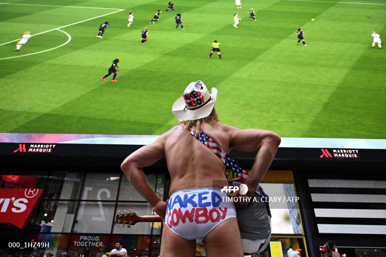 AFPphoto's tweet photo. #WomenWordCup #FRA #USA
#MATCH46 #FIFAWWC
US actor the "Naked Cowboy" watches the quarter-final football match between France and the United States on a big screen in Times Square in New York.
📸 @timothyaclary https://t.co/C45FS7hgzi