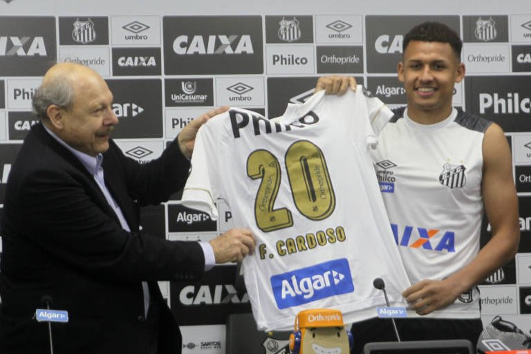 ForcaQuarta's tweet photo. #SantosQFC

#SantosFC acerta o empréstimo de Felippe Cardoso ao Ceará até o fim da temporada. O Vozão arcará com 100% dos salários.

O atacante deve ser apresentado e realizar exames na segunda-feira.

O atleta não agradou Sampaoli e estava afastado.

🗞@globoesportecom https://t.co/6RMuYK7i3x