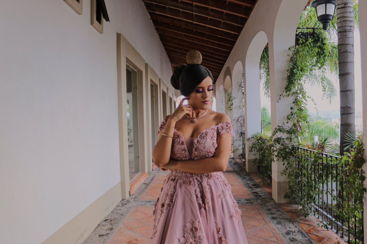 kasandra_gm's tweet photo. Mi mamá hizo mi vestido de graduación, ella realmente es mi inspiración. Que fregona es mi mamá 🤩❤️ https://t.co/8pXI3hfS8r
