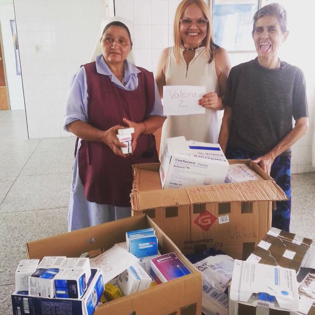 La Hna Luz Mary Cañaveral. Directora de la Fundación Hogar Dr.  José Gregorio Hernández de #Betijoque Edo. #Trujillo, recibió de manos de nuestra embajadora María Gabriela Colina, 25 kg de medicinas e insumos médicos #agarrensedelasmanos #donativo