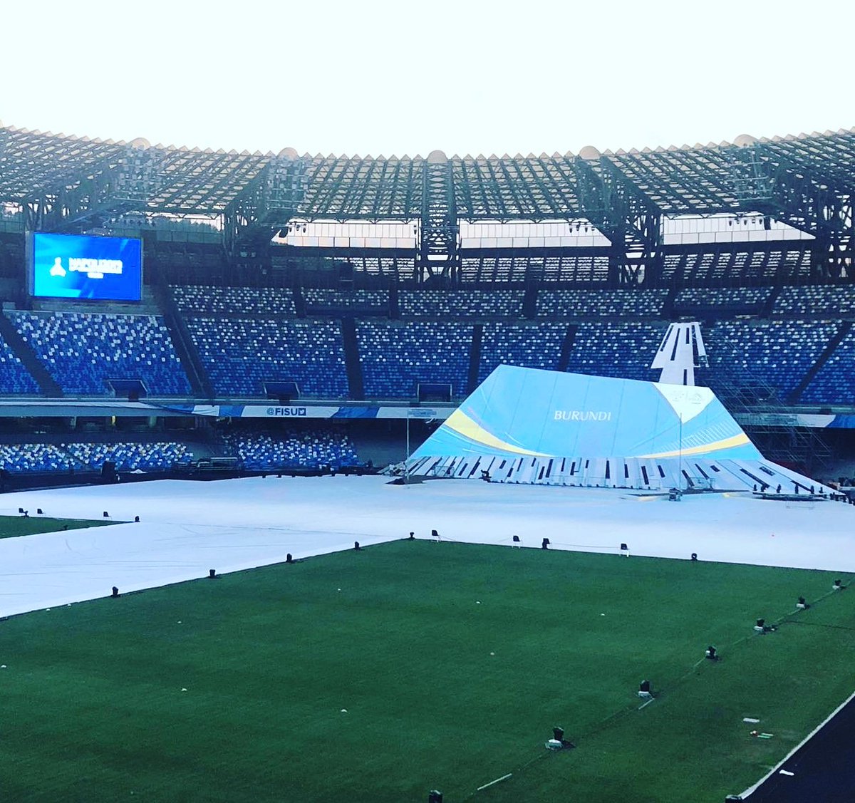 Napoli2019_ita's tweet photo. Solo una piccola anticipazione... #SanPaolo #3luglio #Universiade

#Napoli2019
#ToBeUnique https://t.co/CgqN68elhN