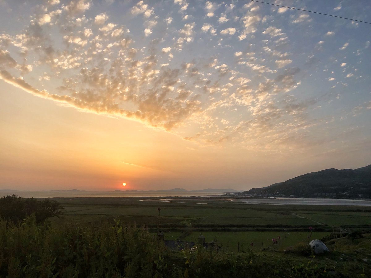 CondoverCEPS's tweet photo. The #welsh #Sunset over #Barmouth that just keeps on getting better. #Arthog #LoveUkWeather #StormHour https://t.co/6IeM7cVY0q