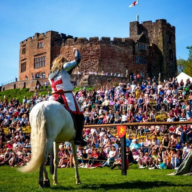 #FRIDAYKNIGHTFIGHT

St George celebrating his victory at Tamworth Castle against the evil Lord Pendragon!  #winner #champion #victory 🏆

The culmination of a special story week from the Knights of the @cavalryofheroes from 7am this morning until 8p… ift.tt/2FFzB6b