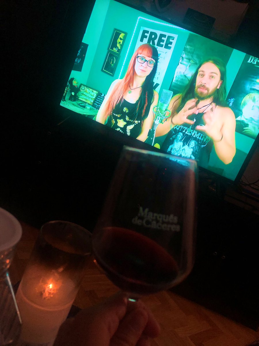 cinemaik's tweet photo. Plan de viernes: Vino + @RottenEdgar 👌 https://t.co/4dNgbFNYJY