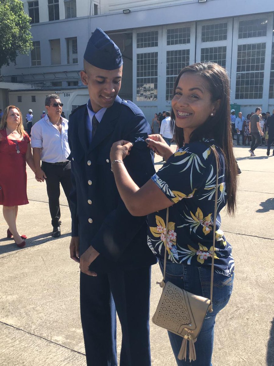 Matheusret164's tweet photo. Olha mamãe hoje estou aq, eu disse que a senhora ia se orgulhar de mim, inspirado em ti, ô mulher guerreira, seu filho se tornou da Força Aérea Brasileira 🇧🇷💂✈️🙌 https://t.co/ZGRCjCWcej