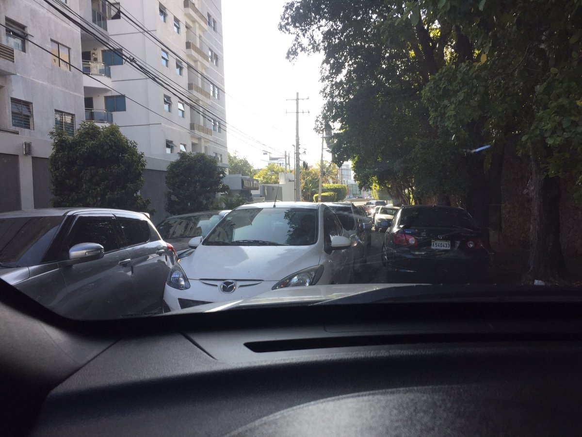 andrade0709's tweet photo. Gente abusadora e inconsciente trancando una calle de doble sentido... auxilio https://t.co/uFUz9pihbp