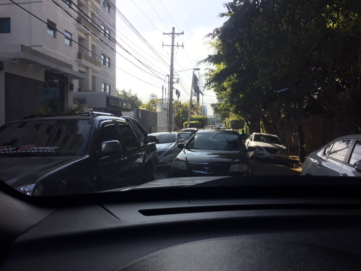 andrade0709's tweet photo. Gente abusadora e inconsciente trancando una calle de doble sentido... auxilio https://t.co/uFUz9pihbp