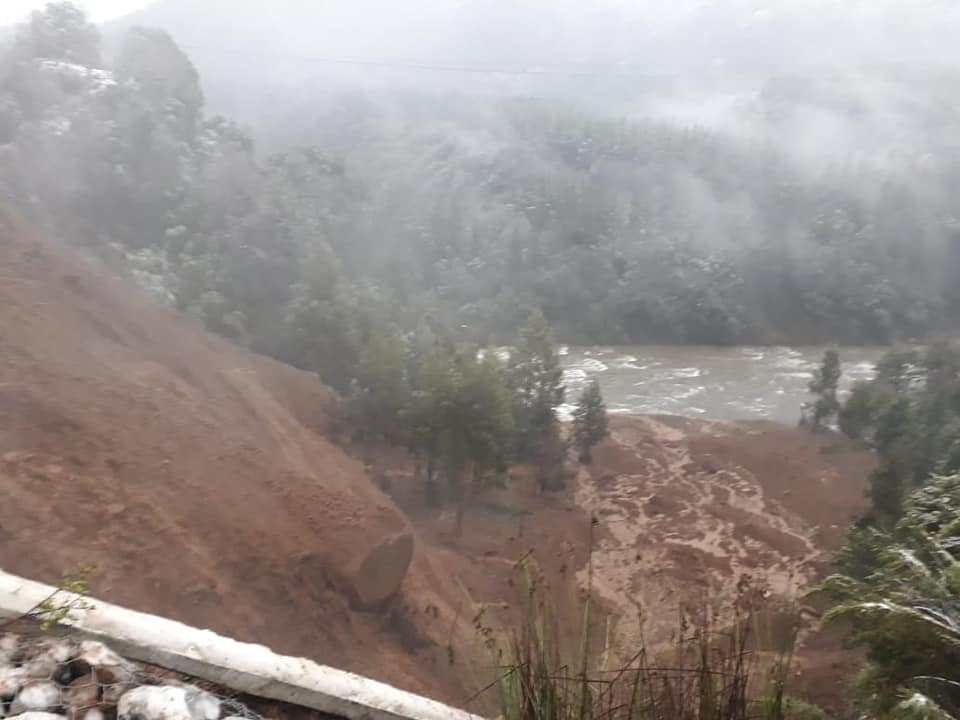 alegriagonzaa's tweet photo. 🚨🌧️#AltoBiobio #Pitril DESLIZAMIENTO DE TIERRA en sector La Rapa @reddeemergencia @Carlos_tmk @RNE_Alpha_8 @Sepulinares @ELTIEMPOCHV @MeteoSeba @cristobalreus @RedMeteoA https://t.co/kFc28GCbLb
