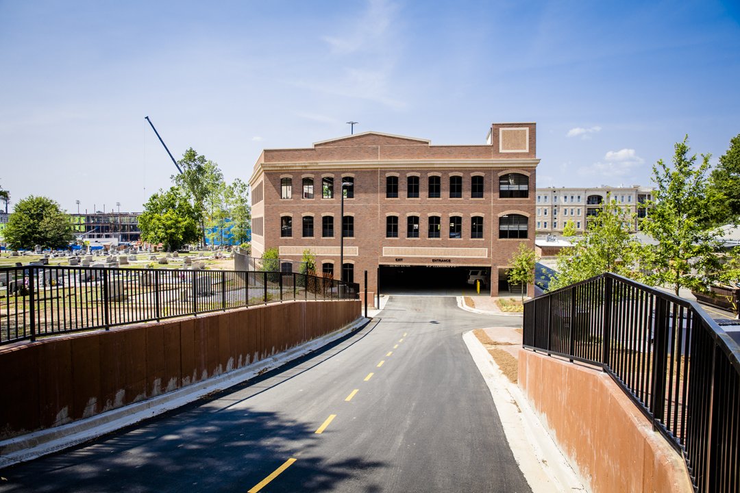 EndicottBrick's tweet photo. The Milton Ave. Parking Deck in Alpharetta, GA is almost finished! Endicott Autumn Sands Heritage & Desert Sands Modular Thin Brick. Great work by Tindall Corp, Alley-Cassetty Brick, Innovative Formliner, & @pcigulfsouth1 #thinbrick #endicottbrick #madeinUSA #PrecastBuilds #PCI https://t.co/KsxYe4xTOX