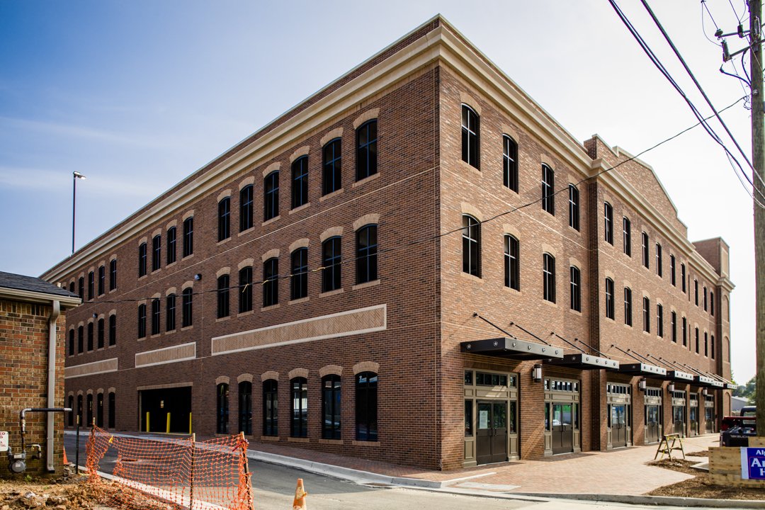 EndicottBrick's tweet photo. The Milton Ave. Parking Deck in Alpharetta, GA is almost finished! Endicott Autumn Sands Heritage & Desert Sands Modular Thin Brick. Great work by Tindall Corp, Alley-Cassetty Brick, Innovative Formliner, & @pcigulfsouth1 #thinbrick #endicottbrick #madeinUSA #PrecastBuilds #PCI https://t.co/KsxYe4xTOX