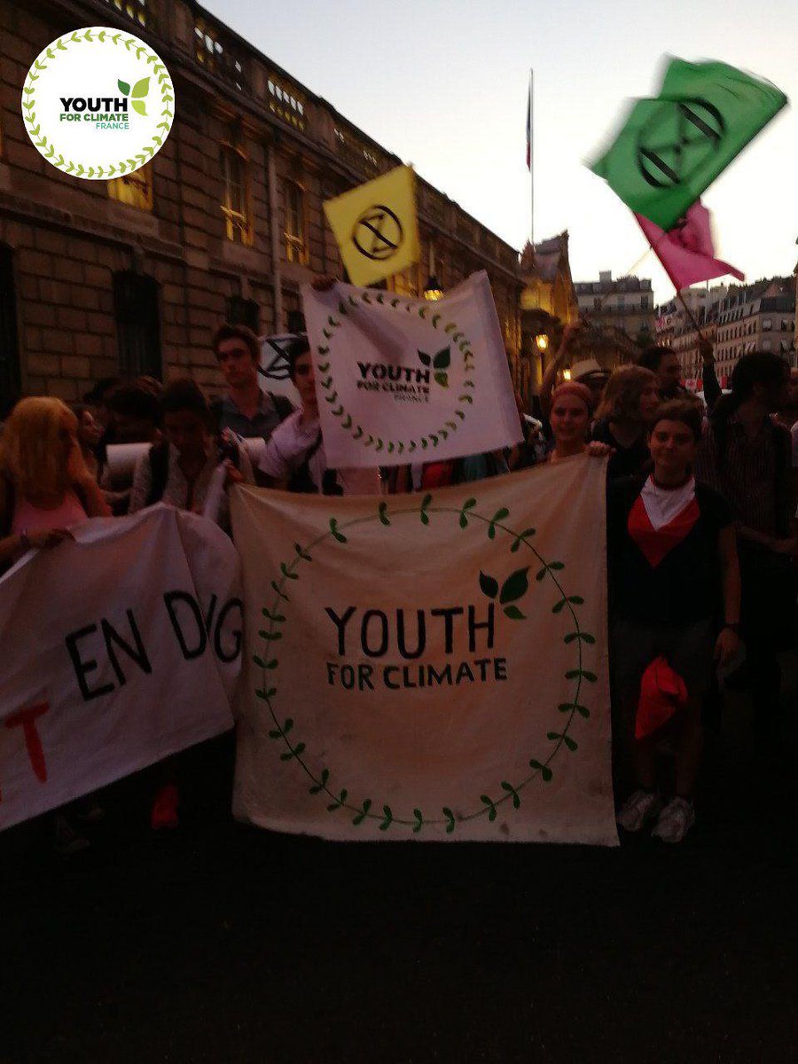 Youth4Climatefr's tweet photo. Après cette action, nous sommes en train de nous rassembler à République. 
Un drapeau est visible pour nous repérer. On est à côté de la statue, vous êtes obligés de nous trouver.
#Occupy4Climate #YouthForClimate https://t.co/x8HnjtjLzC