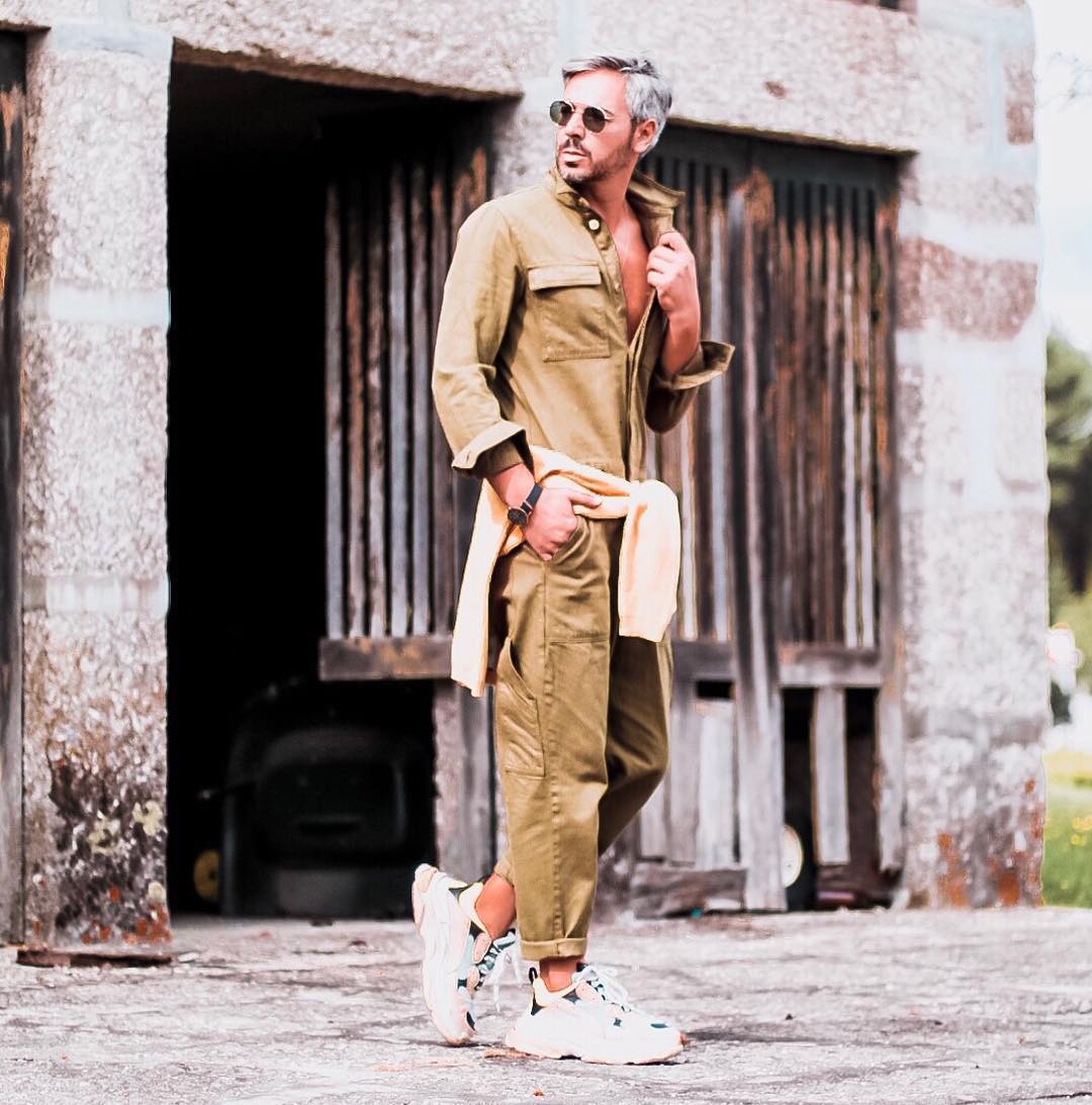 Los #jumpsuits en tonos tierra son el #must para los hombres. Esta temporada atrévete a ser diferente y agregar un par de #uglysneakers para que tu urban look sea de 10.

#cool #fashion #trendy #urban #style  #menstyle

📷: guga_blog