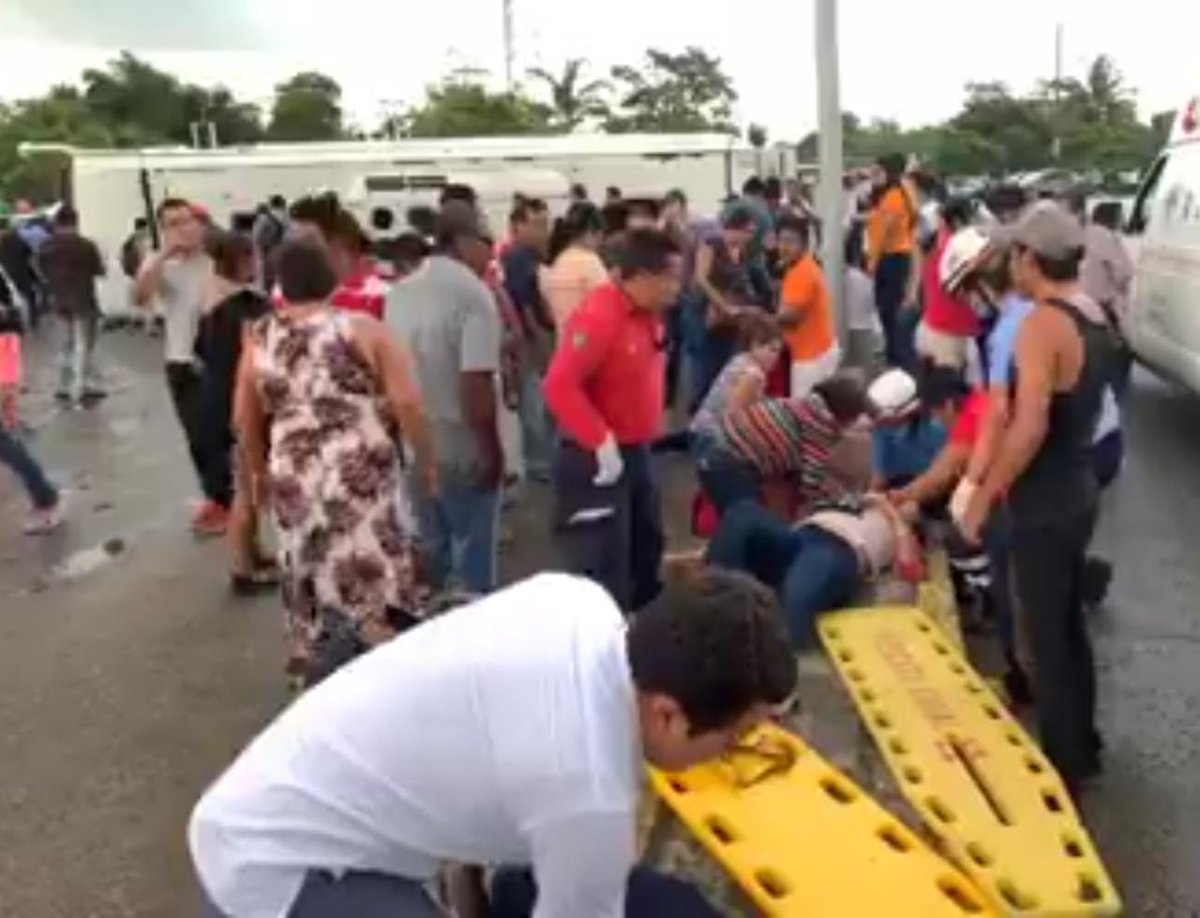 eledenmx20's tweet photo. #AlertaEnElEdén | Deja varios heridos un fuerte accidente sobre la carretera COMALCALCO - LA ISLA a la altura del campus de la @UJAT
Se trata de una unidad del servicio público de la empresa #Comalli y se reportan dos personas atrapadas entre los fierros. https://t.co/BzC8xWAWhn