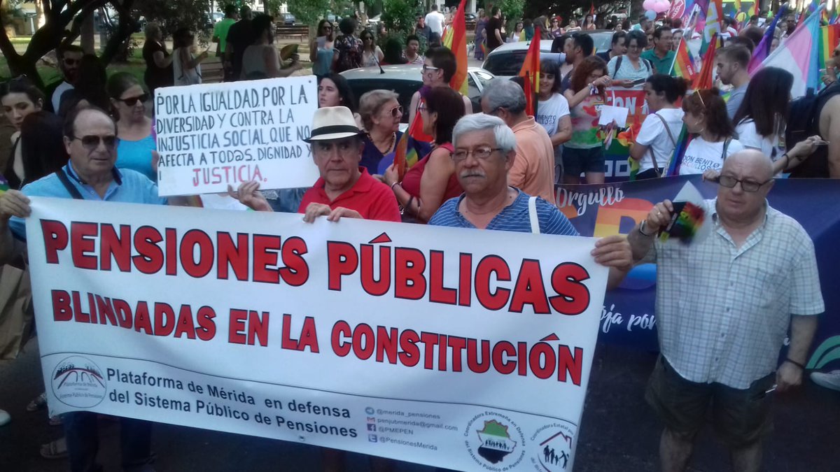 PensionesMerida's tweet photo. @pensionazo_no  
Mérida en la manifestación con el colectivo lgtbi. https://t.co/Xr3qONAqhq