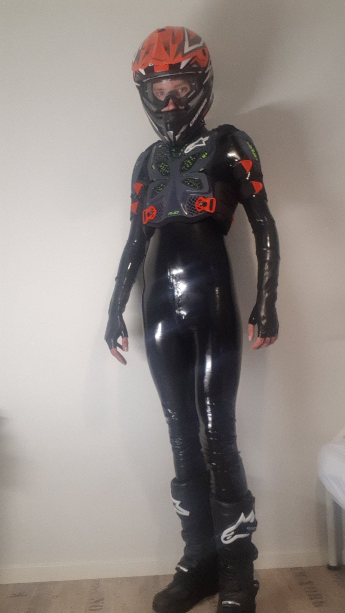1 pic. My new rubber suit has come in today, many videos will follow??? #rubber #latex #twink #gay #gayporn