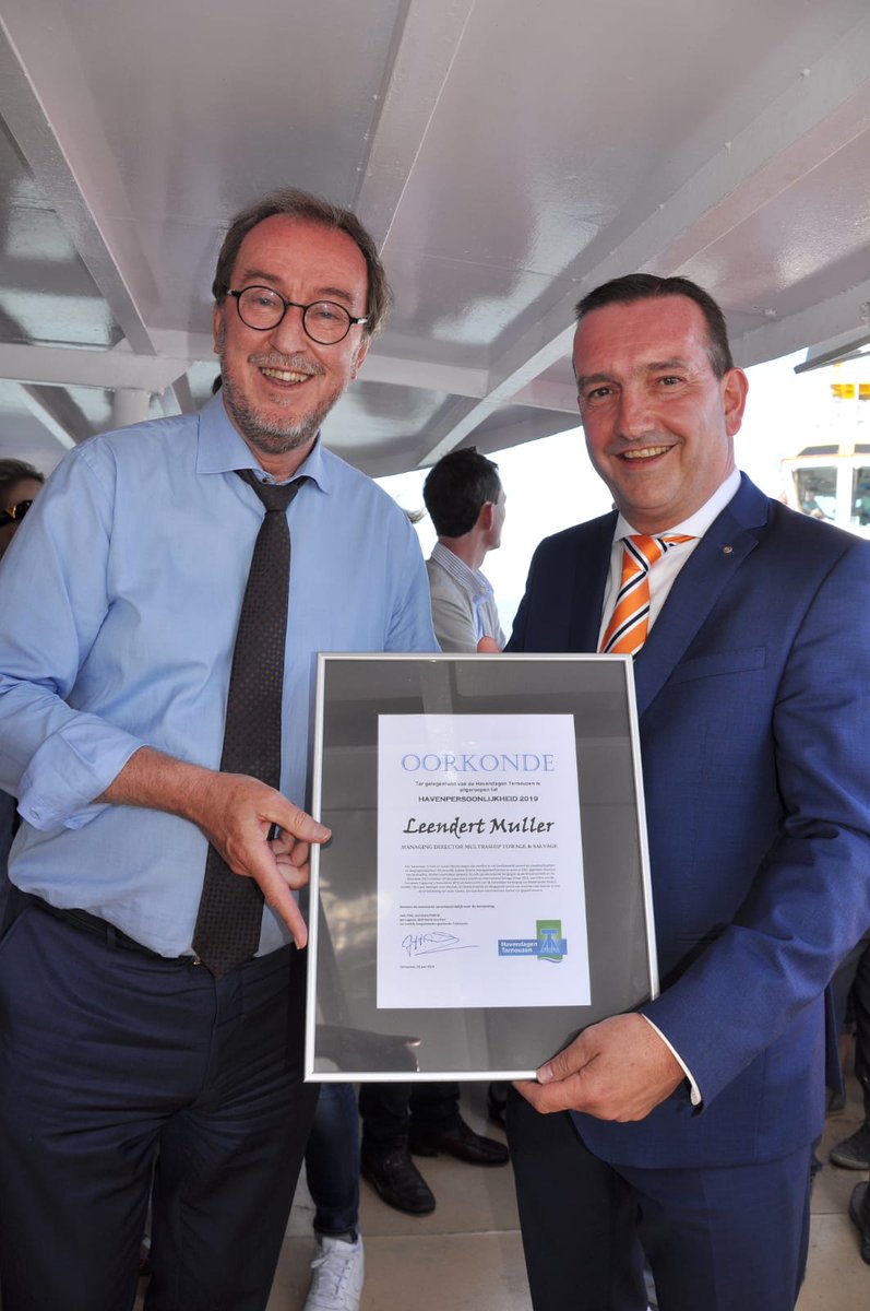 HarmenWerf's tweet photo. #Leendert #Muller #Havenman van het Jaar 2019 #Terneuzen met burgemeester #JanLonink, na doop twee nieuwe slepers van #Multraship. Met dank aan @WegeVan. https://t.co/Wq4tfZeyo5