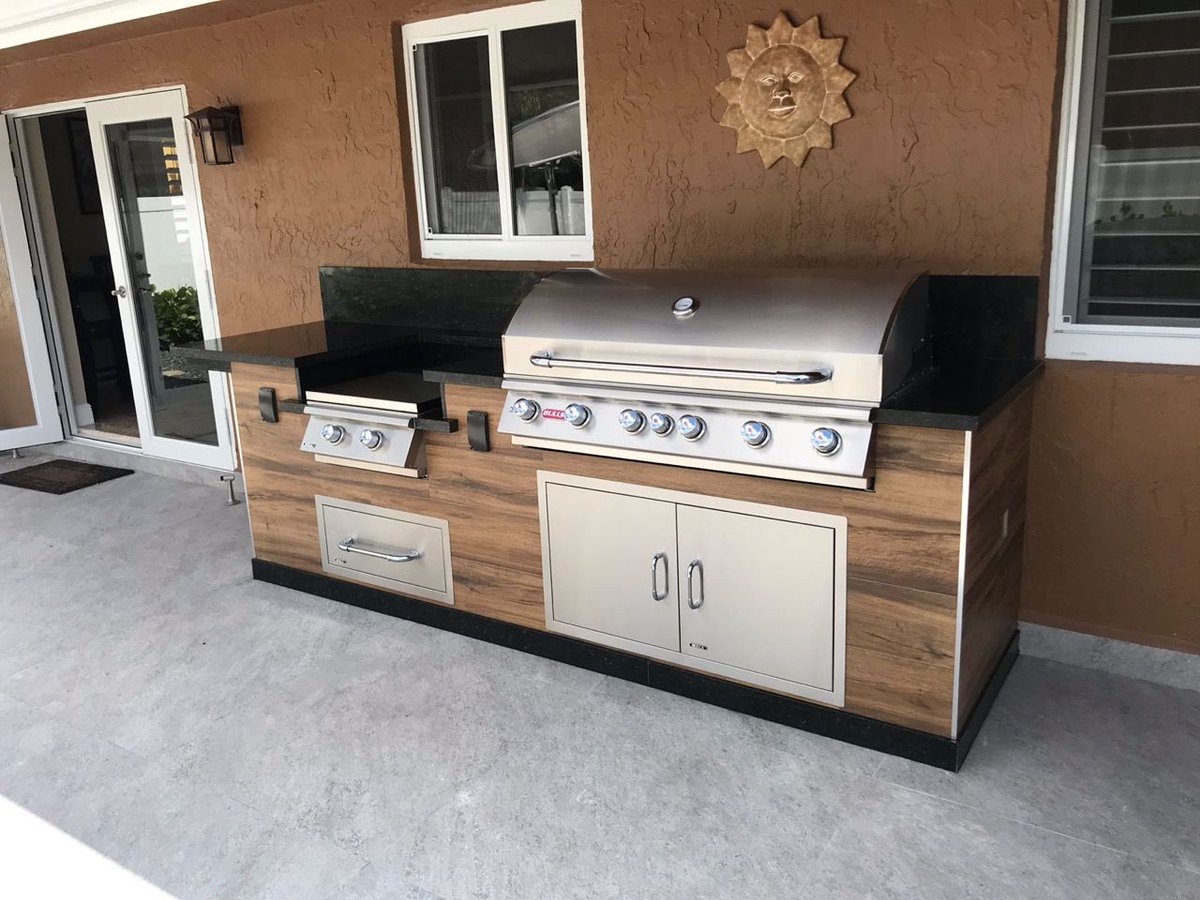 Luxapatio's tweet image. A "wood" touch to your #CustomOutdoorKitchen can make an impact! Take a look at some of our #PremiumGrills and appliances. We have a wide selections of colors and functionalities for any style of cooking.

Premium Outdoor Appliances &amp;amp; Grills:  buff.ly/2SkBz3B

#luxapatio