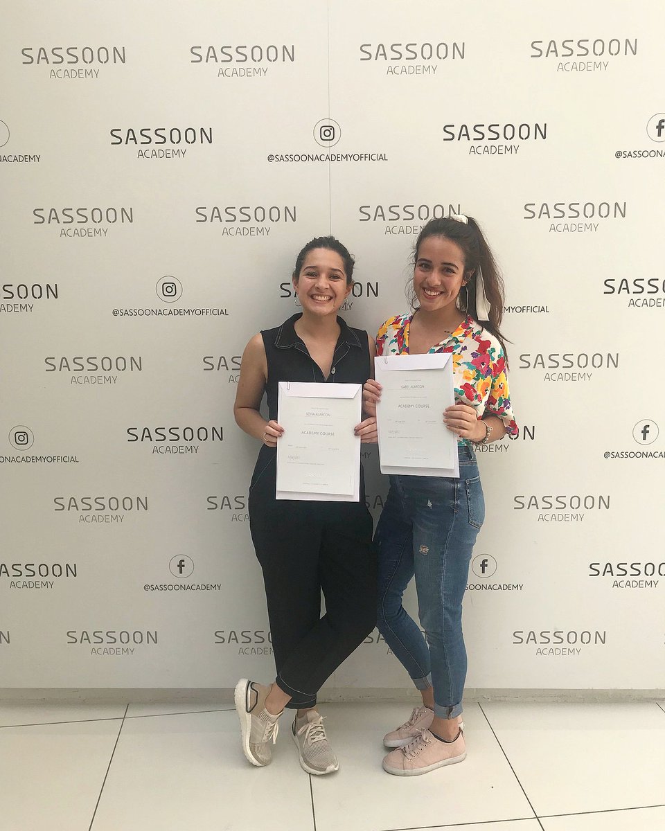 SalonFiona's tweet image. Increíble semana para Sofía e Isabel en su curso “Academy” en Sassoon. Ya con su diploma, un curso más a la lista. 💥💕❤
-
#salonfiona #sassoon #sassoonacademy #academy #vidalsassoon #londres #uk #hair #color #haircut #diploma #hairdresser