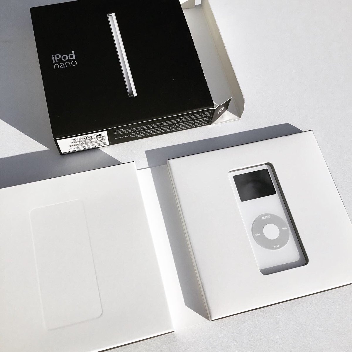 applemuzeumpl's tweet image. Wszystko co pojawiło się po raz pierwszy ma swoją wyjątkową aurę i znaczenie. Nawet jeśli mieści się w kieszeni spodni. 
iPod nano 1st Generation 1GB, 2005
🌈😍🔊