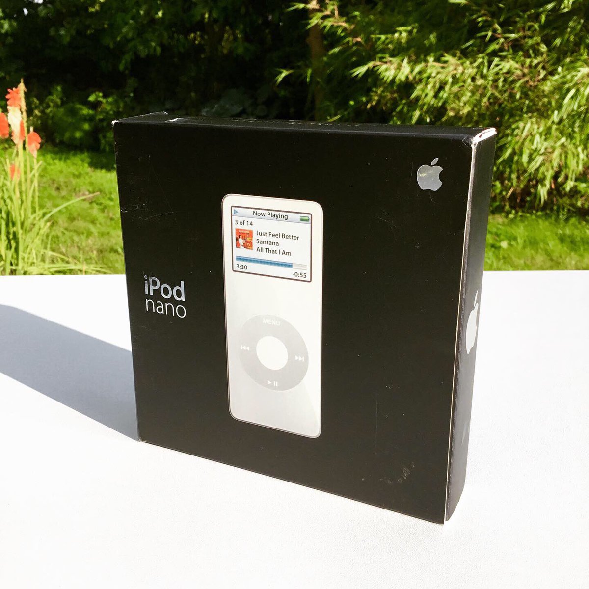 applemuzeumpl's tweet image. Wszystko co pojawiło się po raz pierwszy ma swoją wyjątkową aurę i znaczenie. Nawet jeśli mieści się w kieszeni spodni. 
iPod nano 1st Generation 1GB, 2005
🌈😍🔊