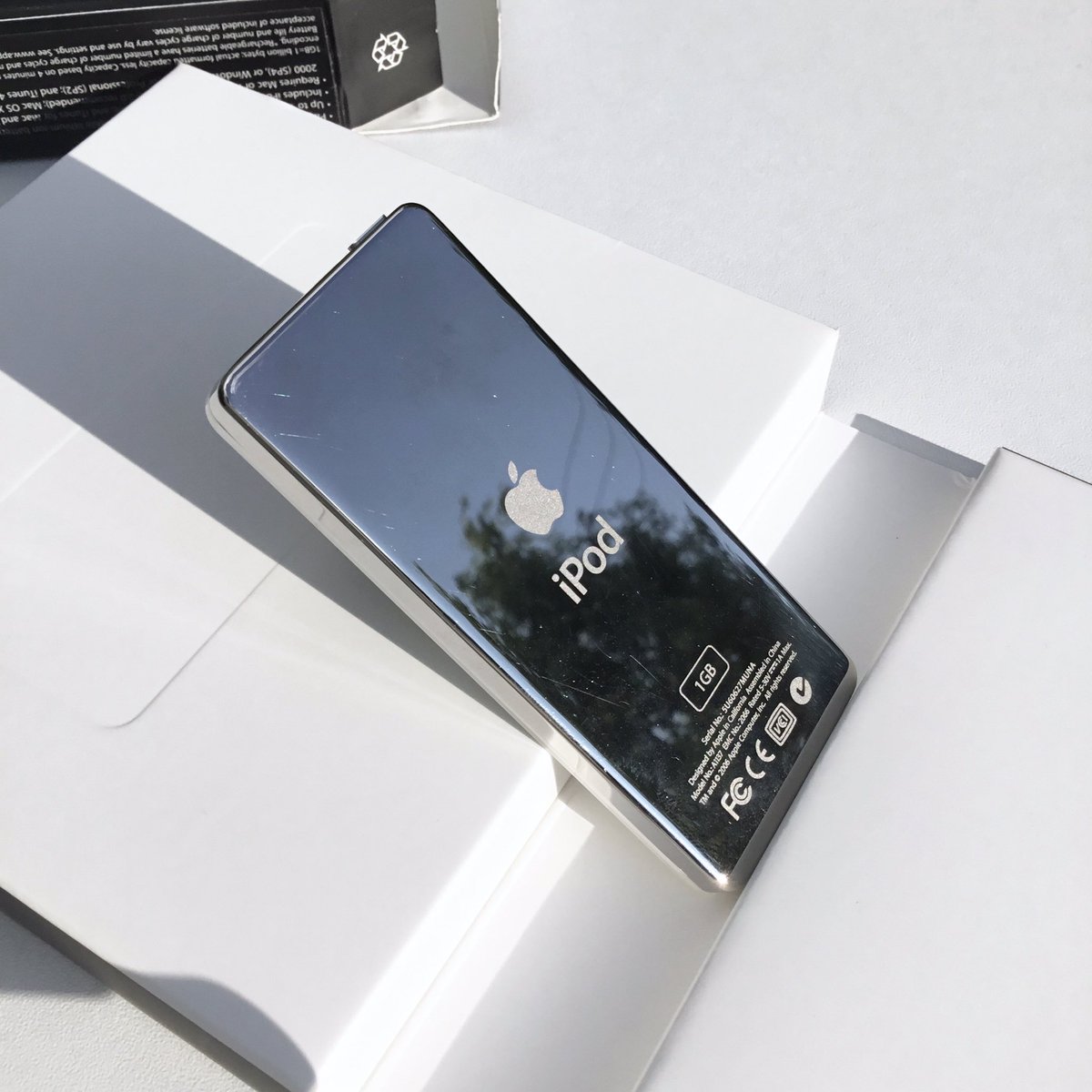 applemuzeumpl's tweet image. Wszystko co pojawiło się po raz pierwszy ma swoją wyjątkową aurę i znaczenie. Nawet jeśli mieści się w kieszeni spodni. 
iPod nano 1st Generation 1GB, 2005
🌈😍🔊